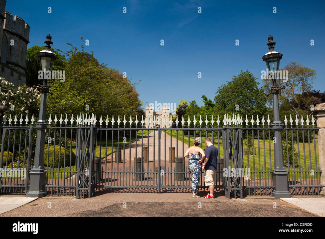 Inghilterra, Berkshire, Windsor, lunga passeggiata, i turisti alle porte del castello di Windsor Foto Stock