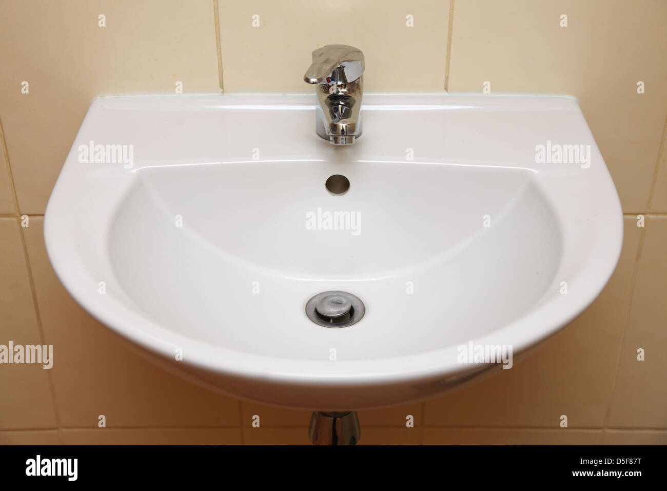White Lavello e rubinetto del bagno o WC pubblico Foto Stock