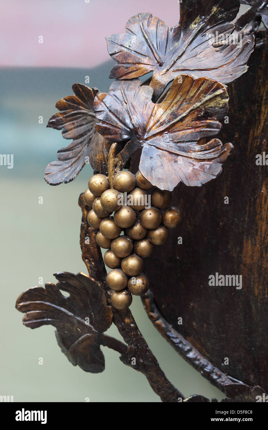 Decorazione di uva in bronzo a Roma, Italia Foto Stock