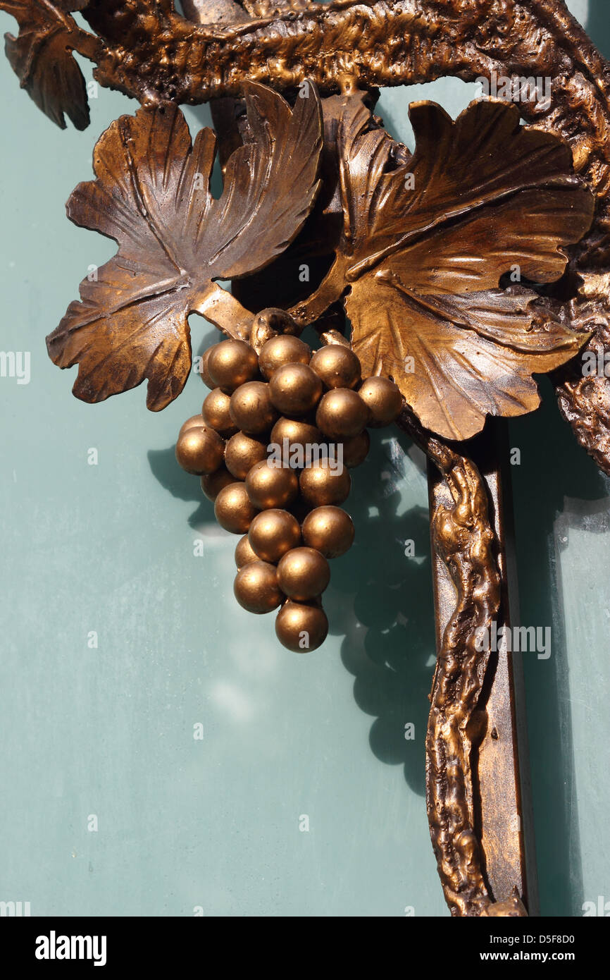 Decorazione di uva in bronzo a Roma, Italia Foto Stock