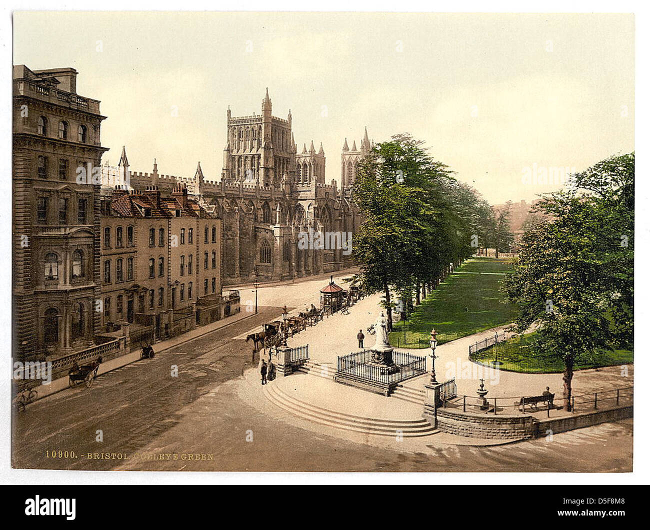 Il College Green di Bristol, in Inghilterra, è un importante spazio pubblico situato vicino a diversi monumenti storici. Questo luogo è significativo per il suo ruolo nella storia culturale ed educativa della città. Nel corso degli anni è stato il luogo di vari eventi e riunioni. Foto Stock