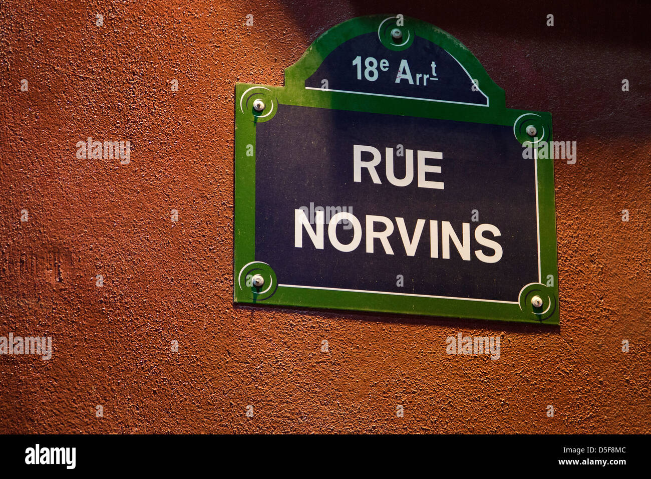 Rue Norvins a Montmartre di notte Foto Stock