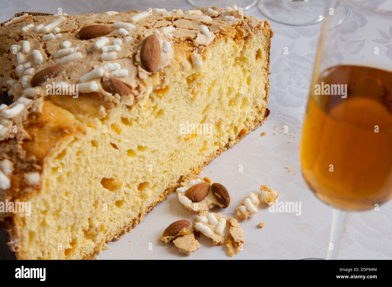 Cloe-vista del tradizionale italiana organico Colomba pasquale con il vino Foto Stock