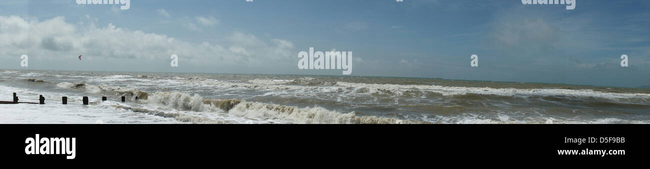 Camber Sands onde mare oceano nuvole cielo chiaro Foto Stock