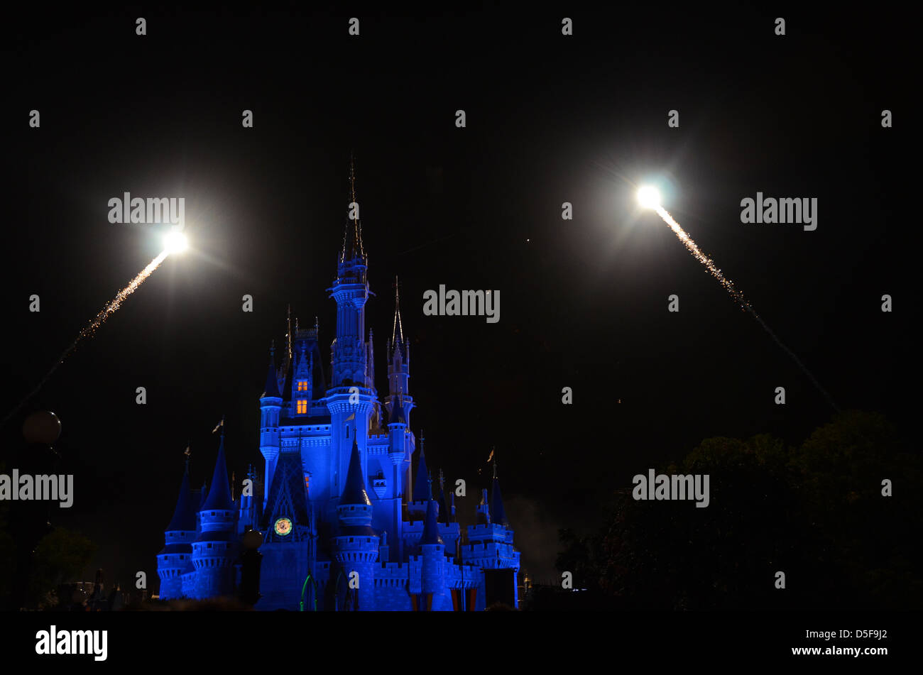 Fuochi d'artificio su Cinderella Castle Regno Magico di Disney World Florida Foto Stock