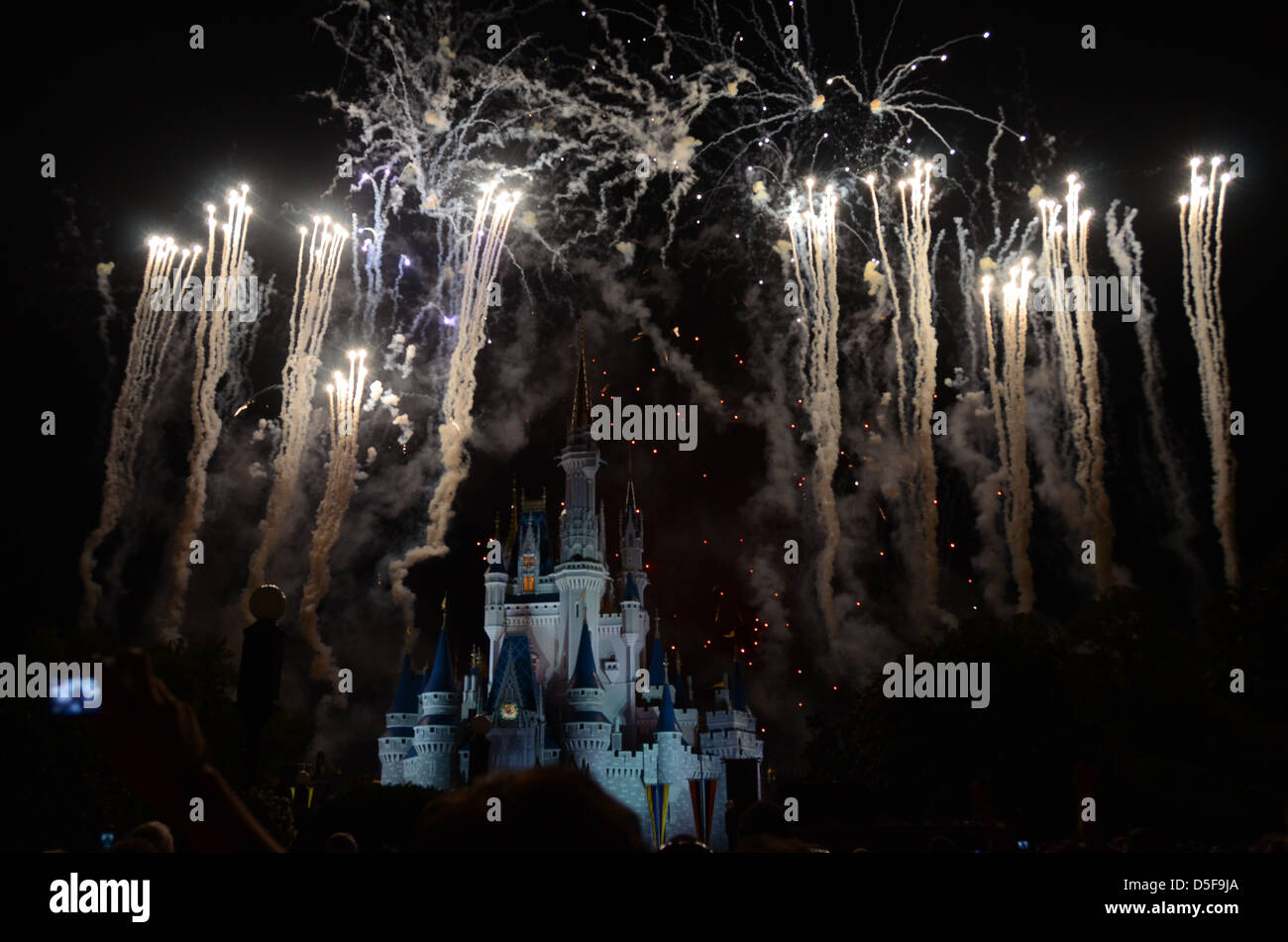 Fuochi d'artificio su Cinderella Castle Regno Magico di Disney World Florida Foto Stock