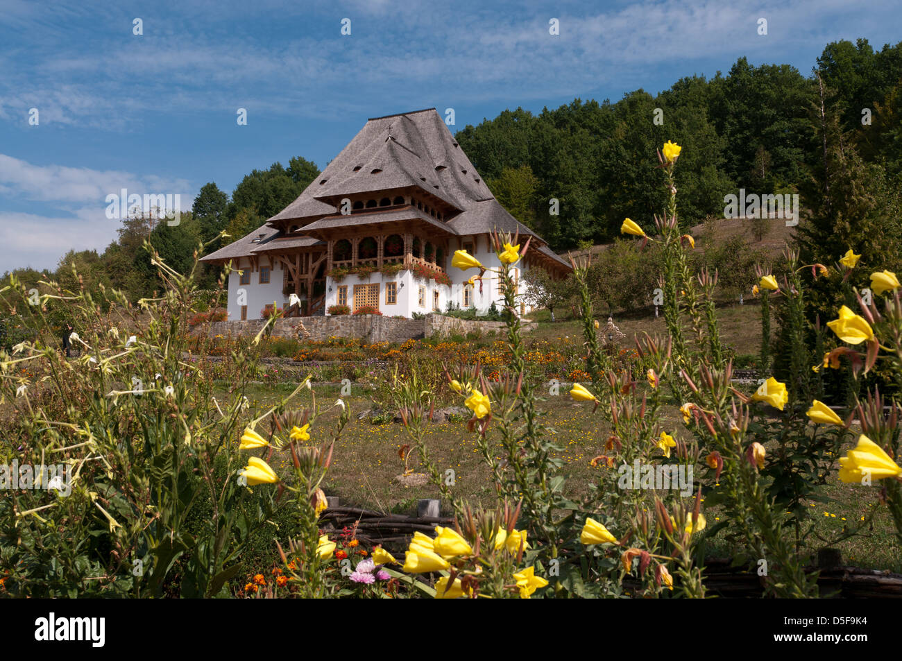 Edificio tradizionale del monastero di Barsana da Maramures - Romania. Foto Stock