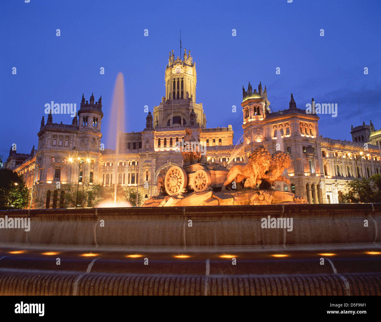 La Fontana di Cibeles e il Palacio de Cibeles (Palazzo Cibeles) al tramonto, Plaza de Cibeles, Centro, Madrid, Regno di Spagna Foto Stock