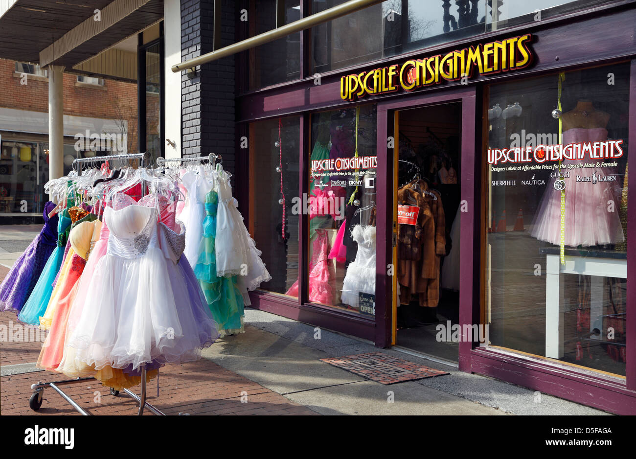 Il raffinato partite store in Hay Street in Fayetteville, North Carolina, mostra abiti a fantasia su una cremagliera al di fuori del negozio. Foto Stock