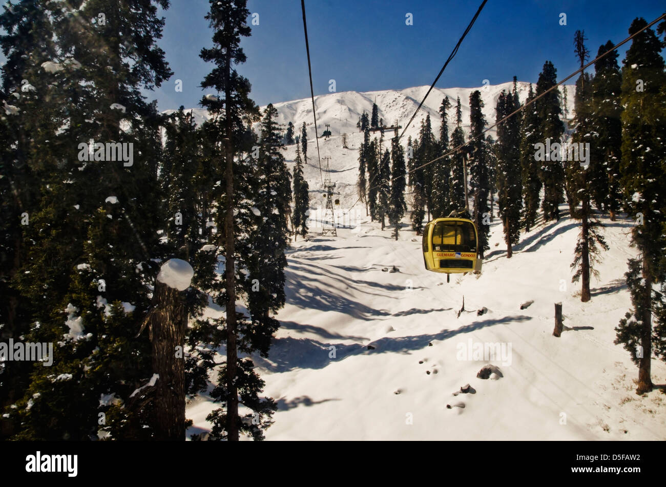 Linea tramviaria in inverno, Gulmarg, Jammu e Kashmir India Foto Stock