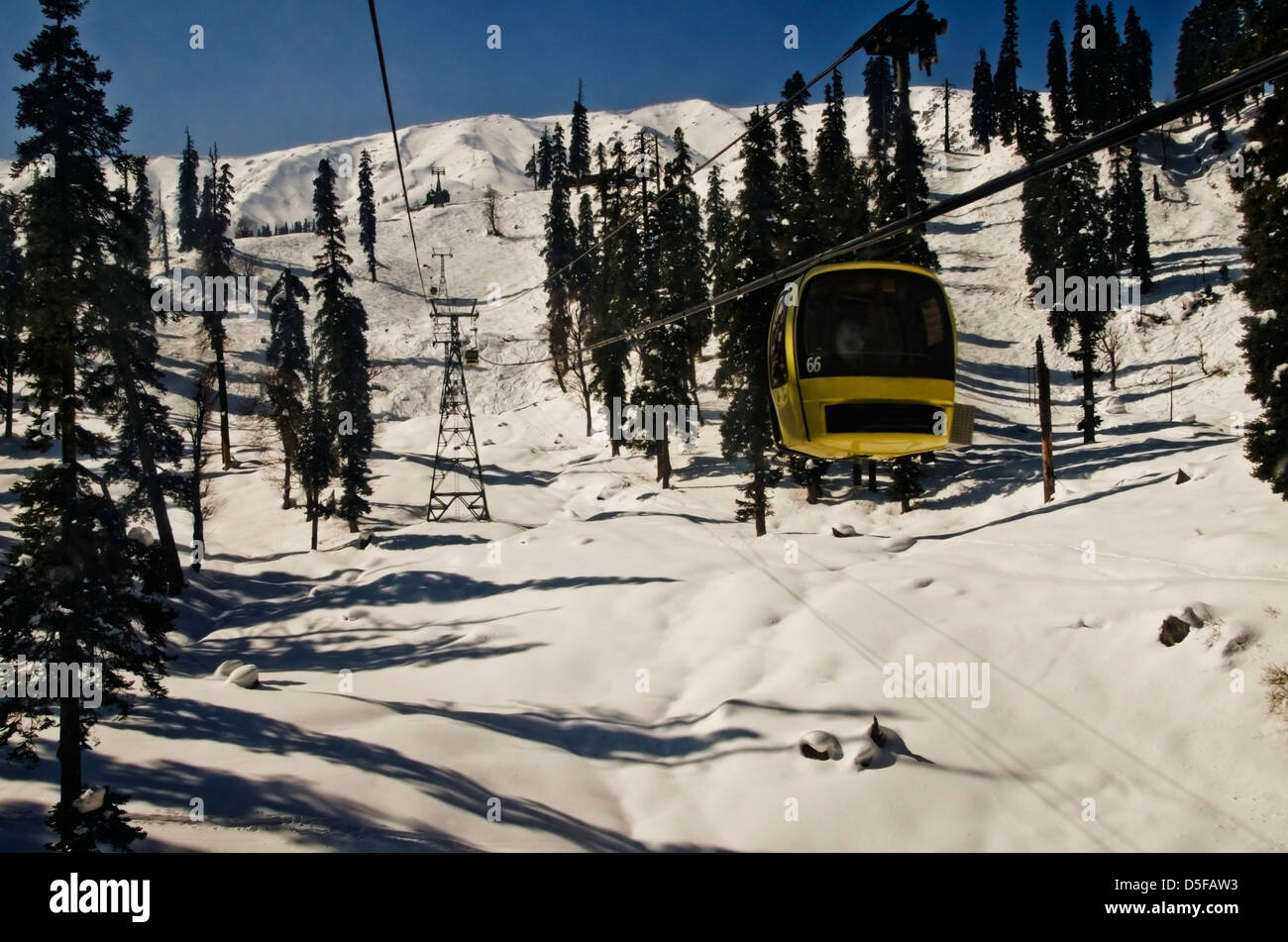 Linea tramviaria in inverno, Gulmarg, Jammu e Kashmir India Foto Stock