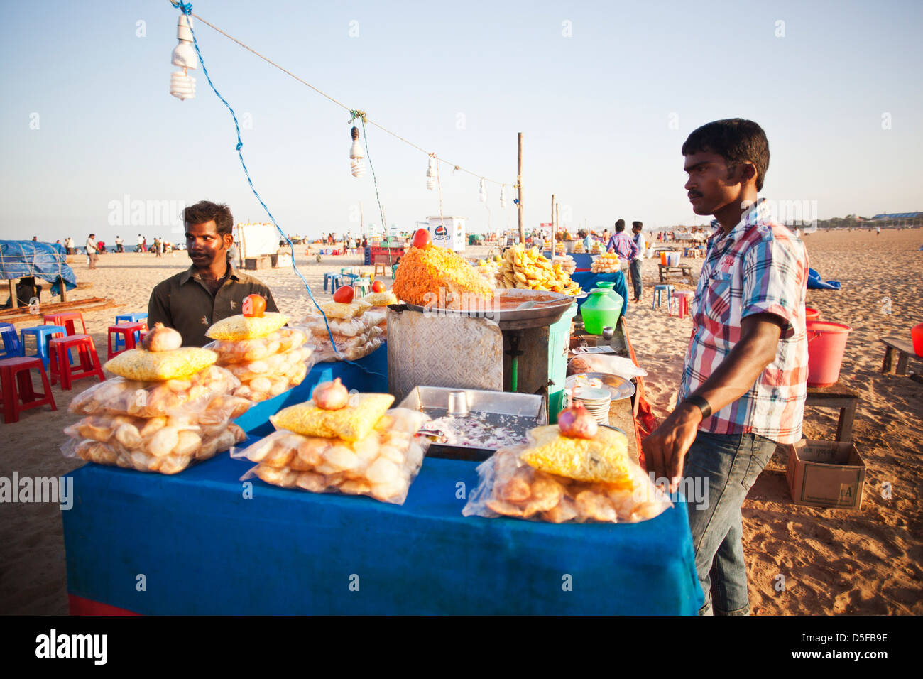 Chioschi sulla spiaggia, Chennai, nello Stato del Tamil Nadu, India Foto Stock