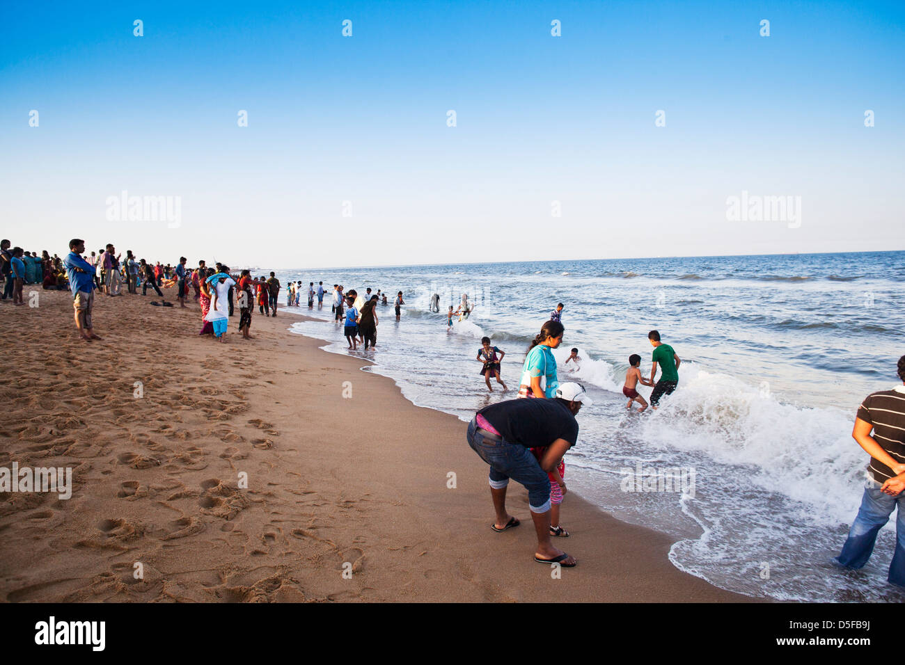 Turisti che si godono sulla spiaggia, Chennai, nello Stato del Tamil Nadu, India Foto Stock