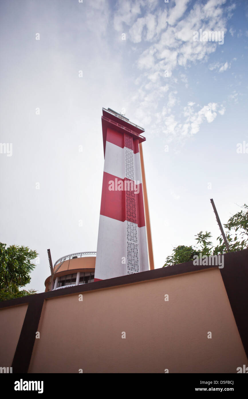 Basso angolo di visione di un faro, Chennai faro, Marina Beach, Chennai, nello Stato del Tamil Nadu, India Foto Stock