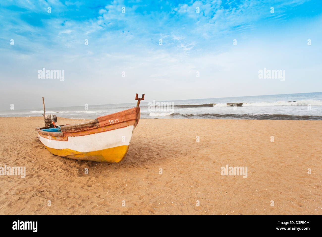 Barca sulla spiaggia, Chennai, nello Stato del Tamil Nadu, India Foto Stock