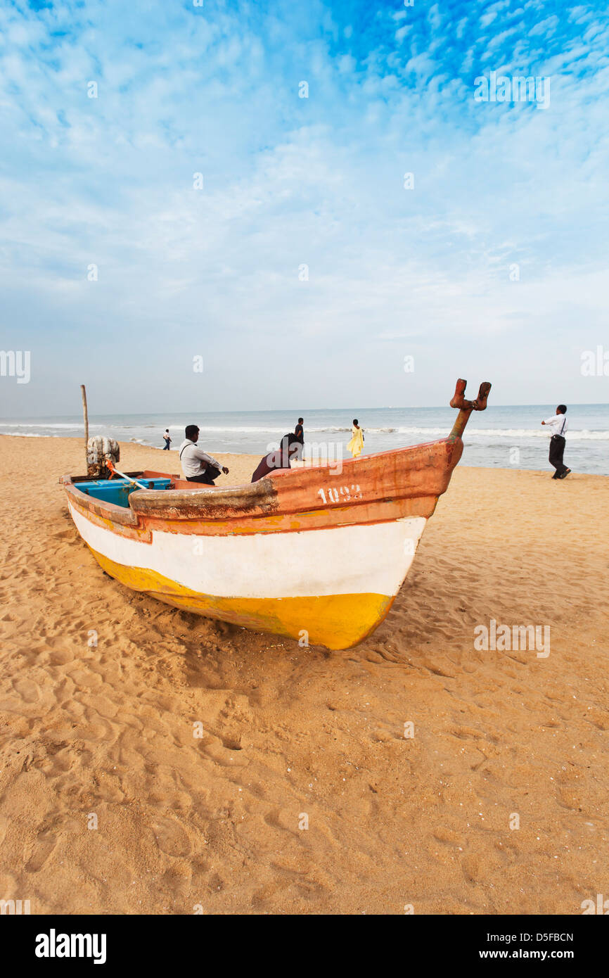 I turisti nei pressi di una barca sulla spiaggia, Chennai, nello Stato del Tamil Nadu, India Foto Stock
