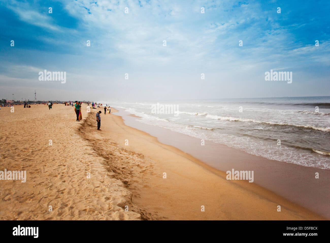Turisti che si godono sulla spiaggia, Chennai, nello Stato del Tamil Nadu, India Foto Stock