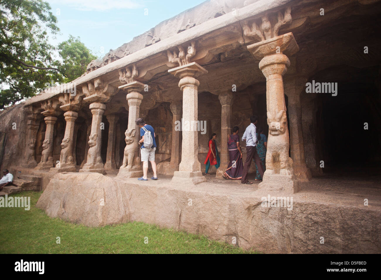 I turisti ad Arjuna la penitenza, Mahabalipuram, Kanchipuram District, Tamil Nadu, India Foto Stock