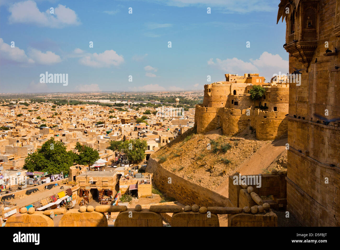 Città con forte sulla collina, Jaisalmer Fort, Jaisalmer, Rajasthan, India Foto Stock