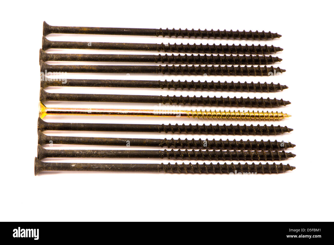 Gruppo nero e una vite d'oro-chiodo isolati su sfondo bianco Foto Stock