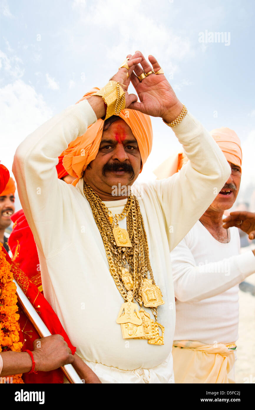 Sadhus durante il primo royal bath processione in Kumbh Mela Festival, di Allahabad, Uttar Pradesh, India Foto Stock