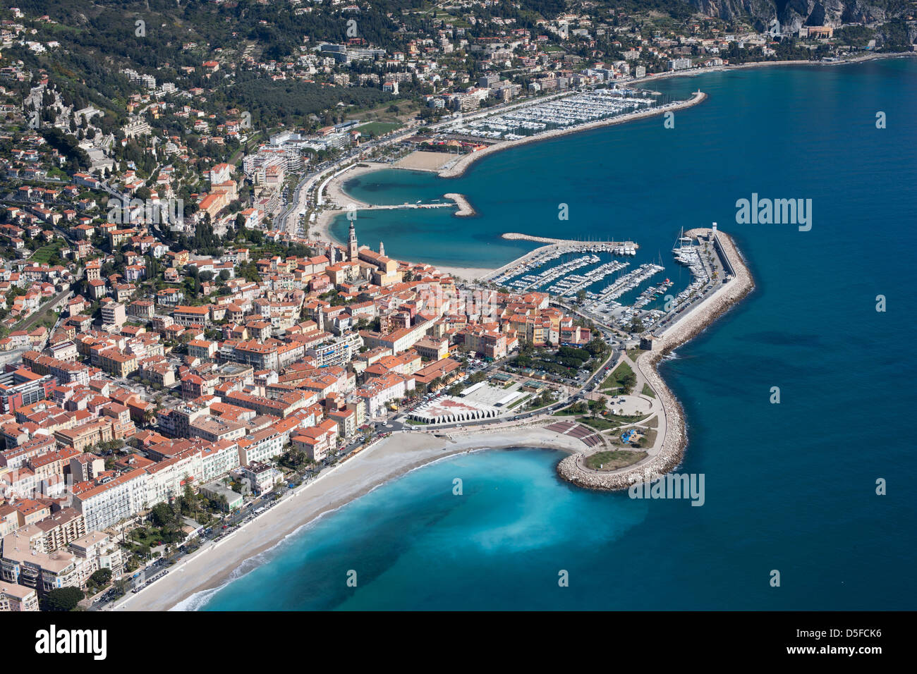 VISTA AEREA. La città vecchia e il porto turistico di Menton. Costa Azzurra, Alpi Marittime, Francia. Foto Stock