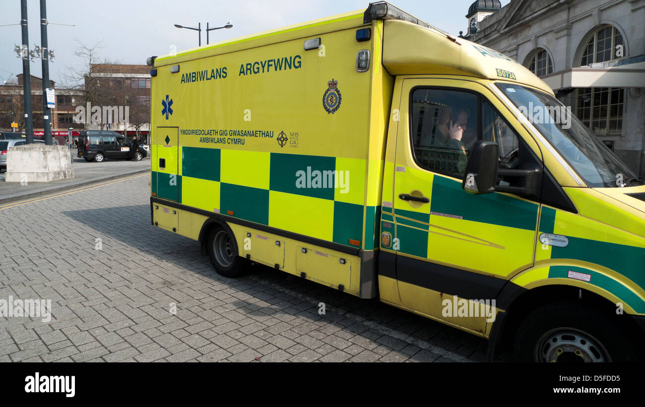 Un NHS ambulanza parcheggiata fuori Cardiff Central Railway stazione ferroviaria Wales UK KATHY DEWITT Foto Stock