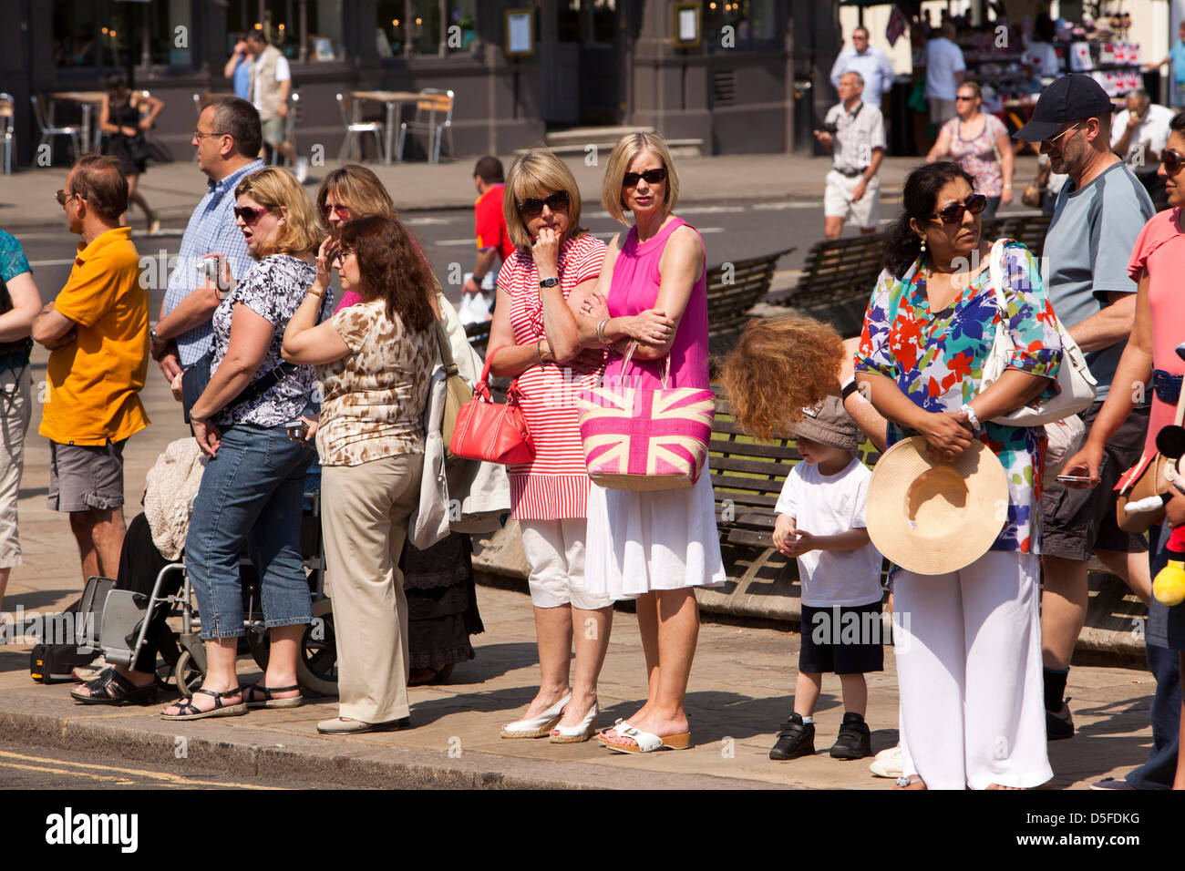 Inghilterra, Berkshire, Windsor Castle Hill, i turisti si sono riuniti per guardare la modifica della protezione Foto Stock
