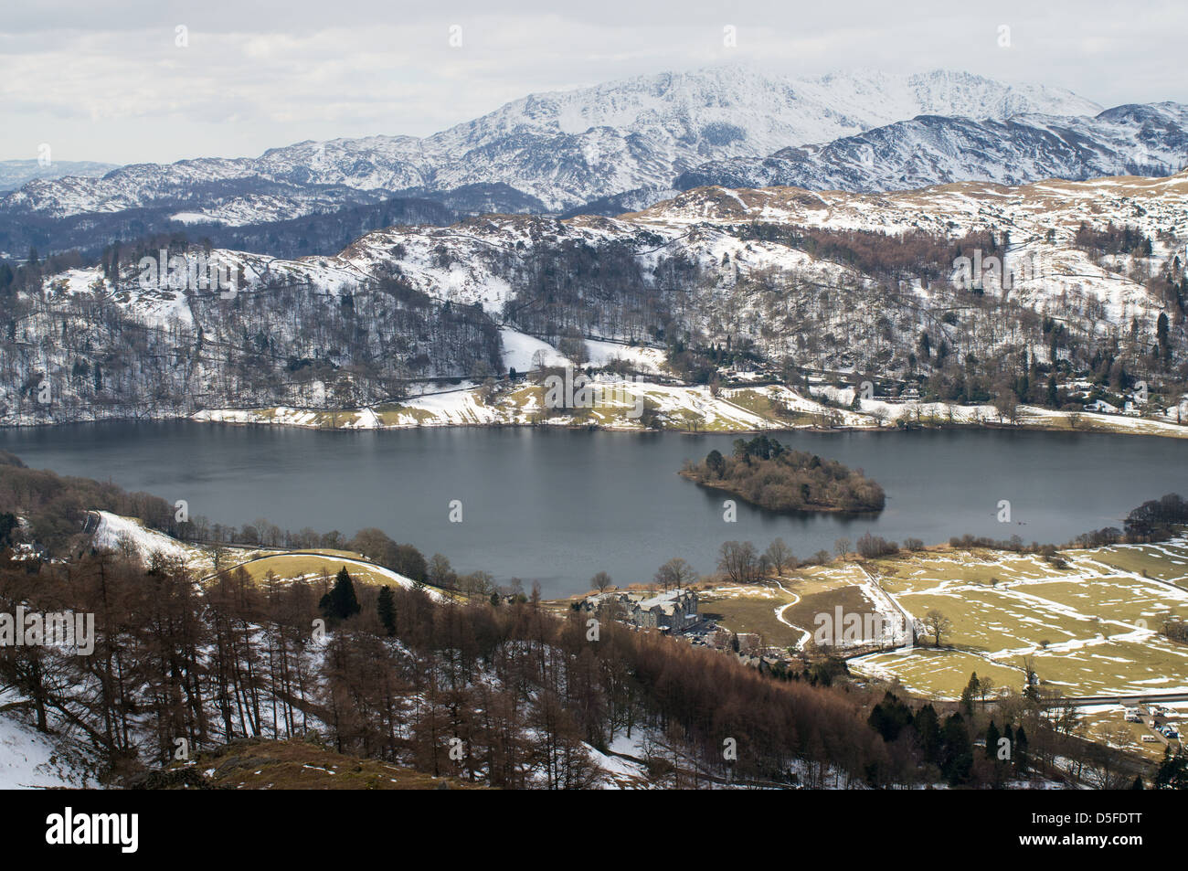Vista su Grasmere dalla rupe grigio Lake District Cumbria Inghilterra England Regno Unito Foto Stock