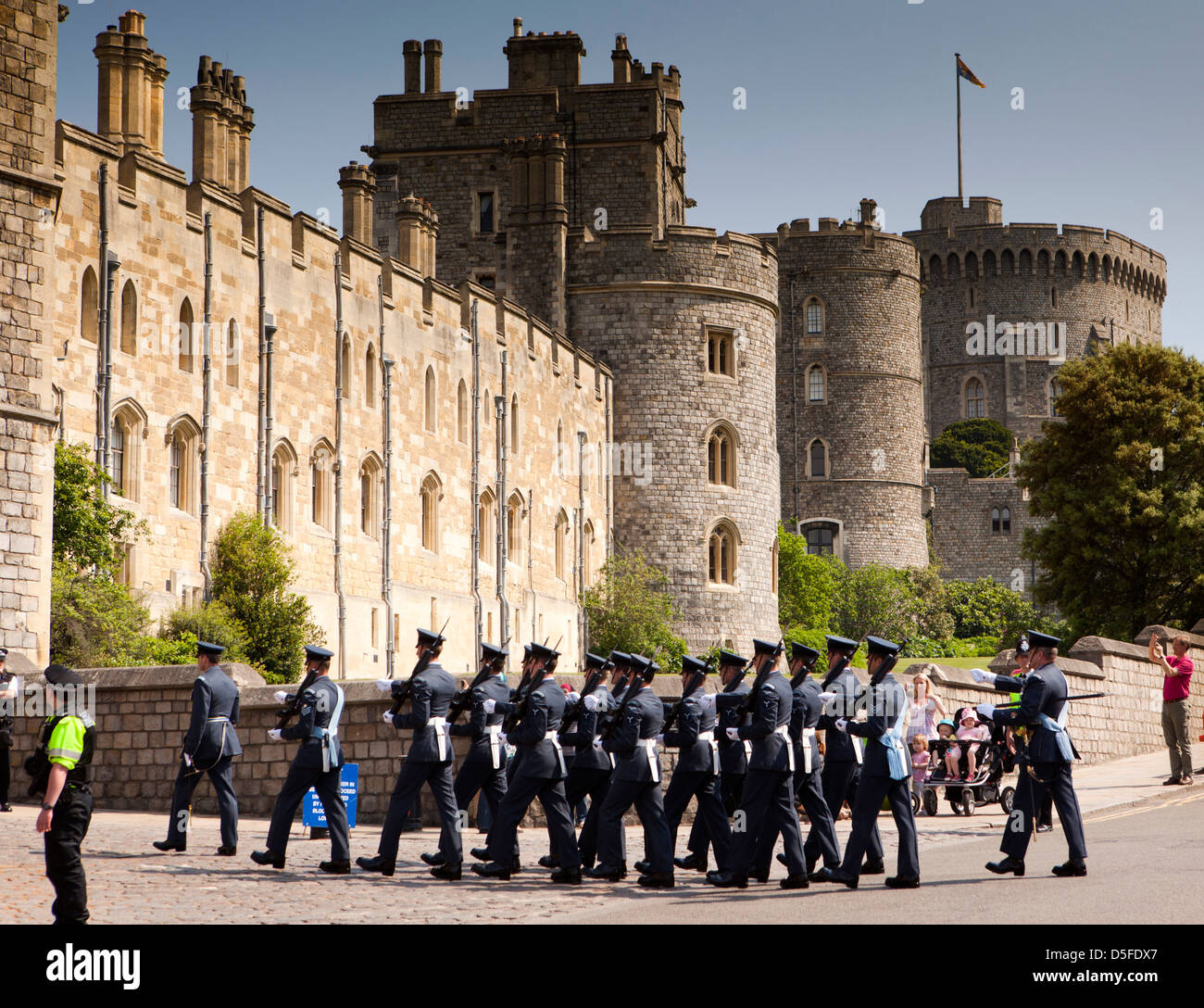 Inghilterra, Berkshire, Windsor Castle Hill, Royal Air Force reggimento cambiando la protezione Foto Stock