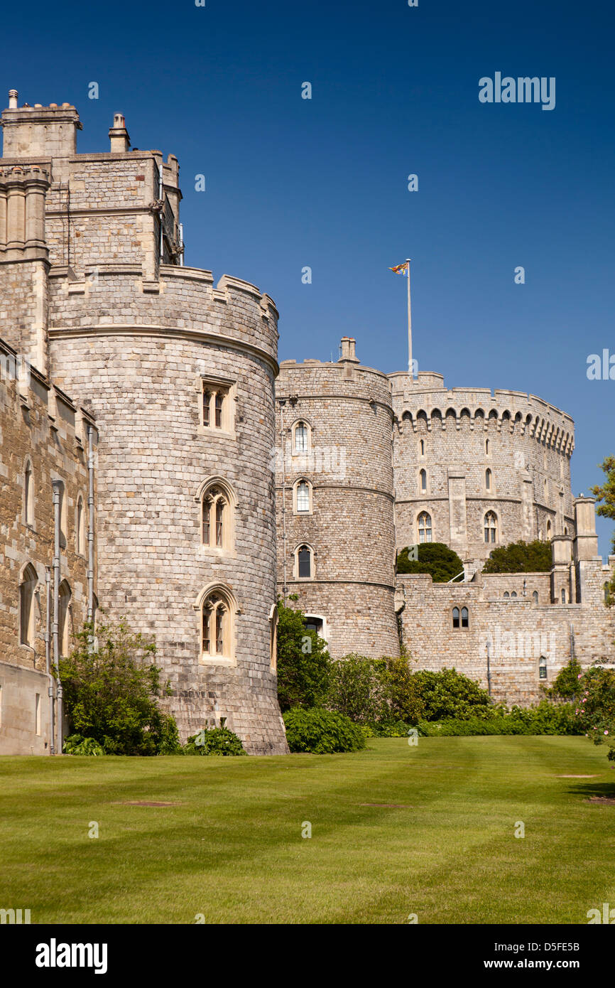 Inghilterra, Berkshire, Windsor, Castello con royal flying standard che mostra la Monarch è in residence Foto Stock