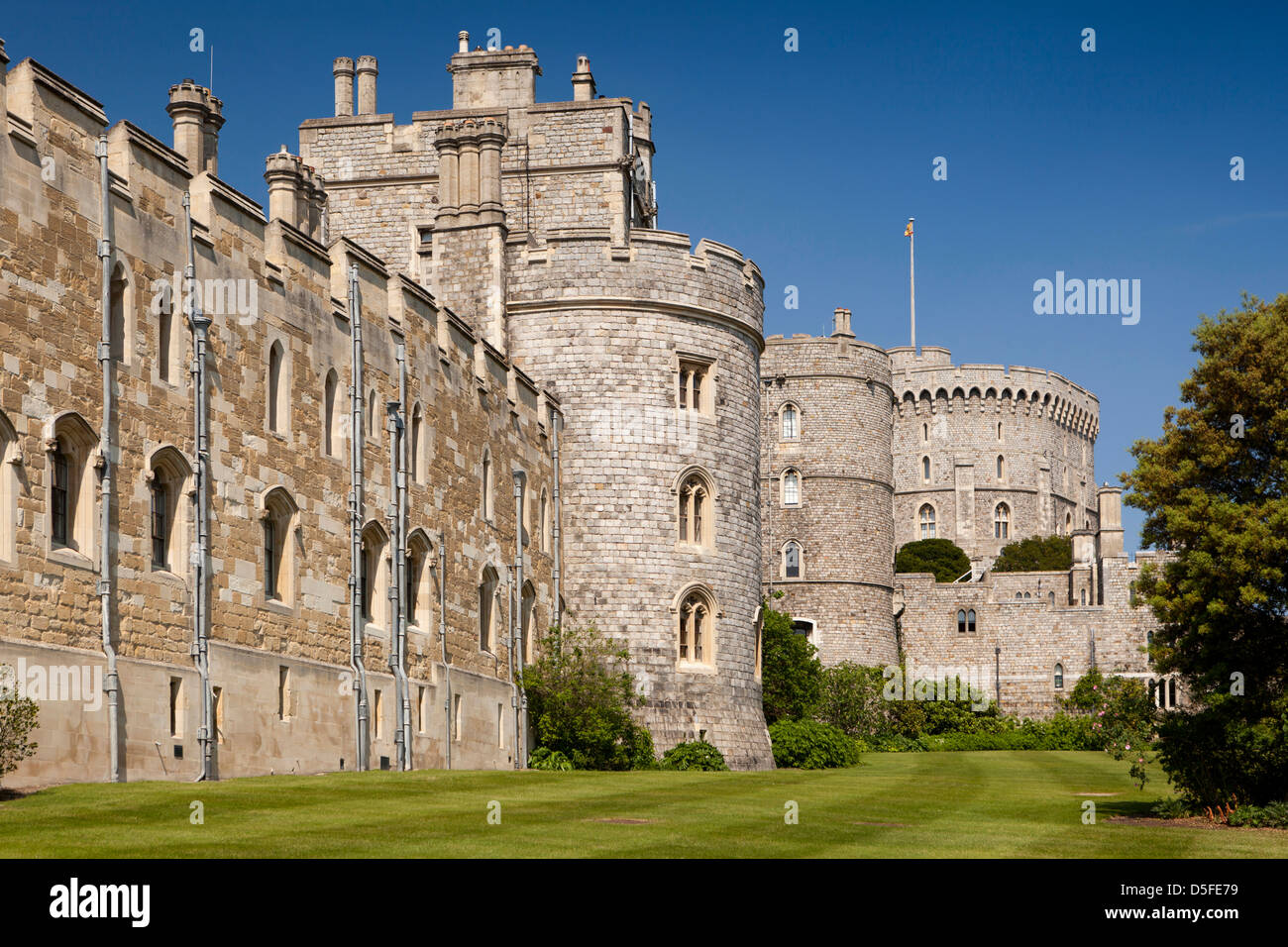 Inghilterra, Berkshire, Windsor, Castello con royal flying standard che mostra la Monarch è in residence Foto Stock