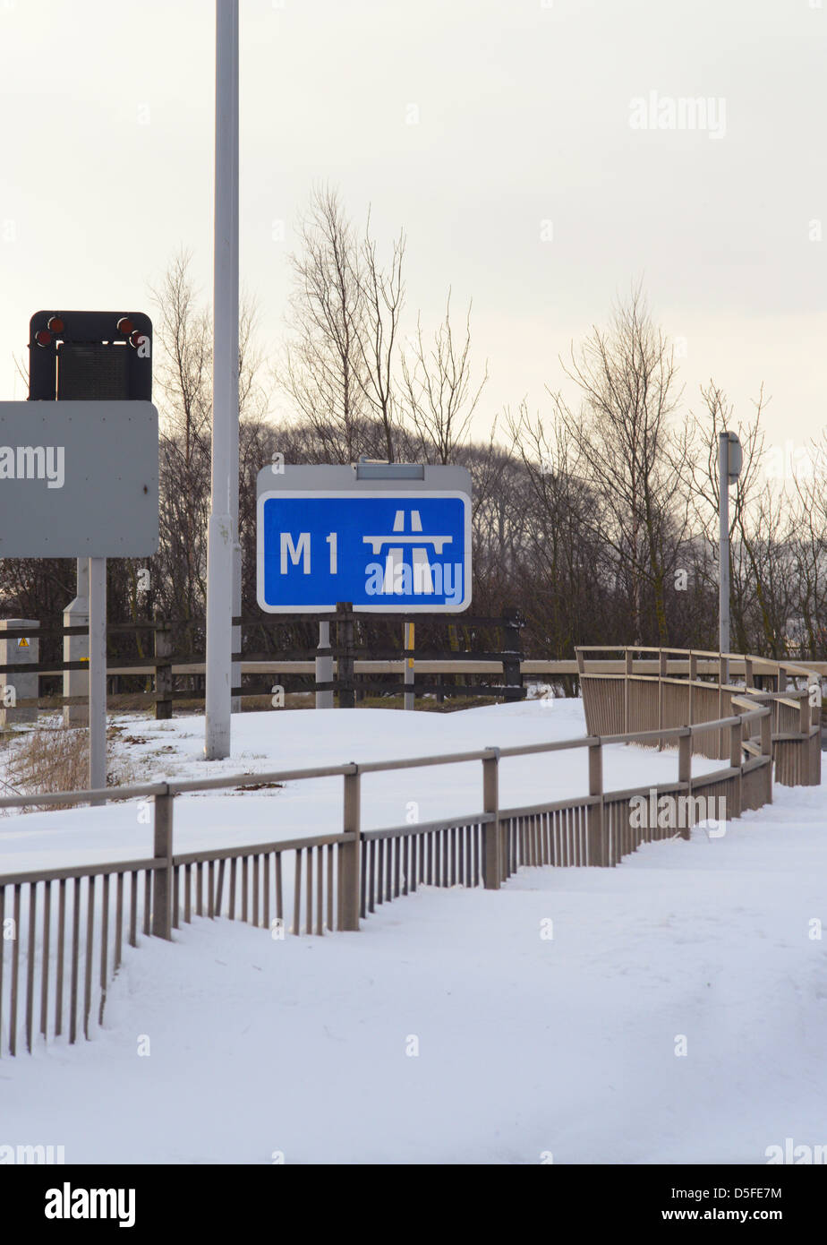 Inizio dell'autostrada M1 a firmare circondato da gigante derive di neve nelle vicinanze Leeds Yorkshire Regno Unito Foto Stock