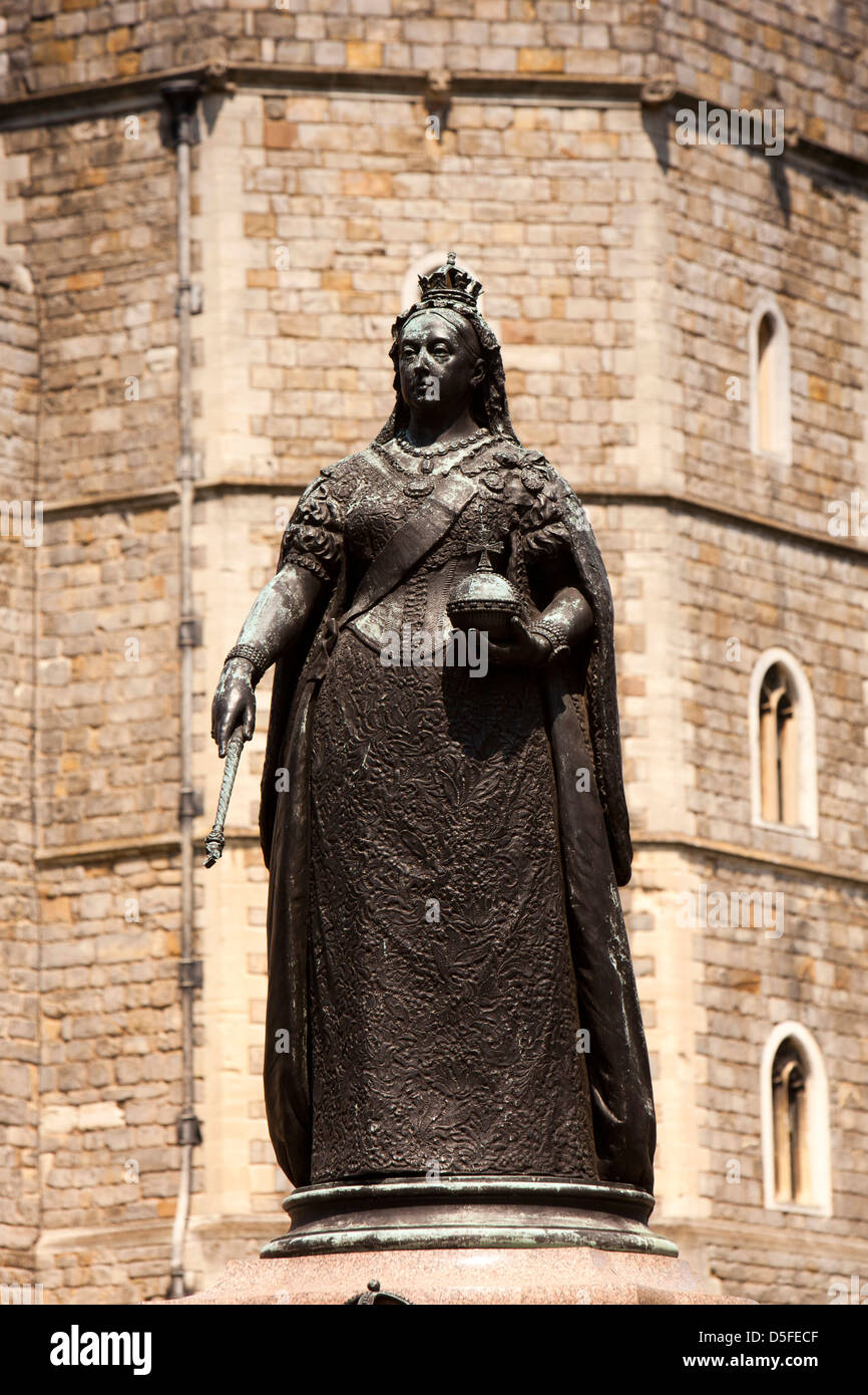 Inghilterra, Berkshire, Windsor Castle Hill, statua della regina Victoria Foto Stock