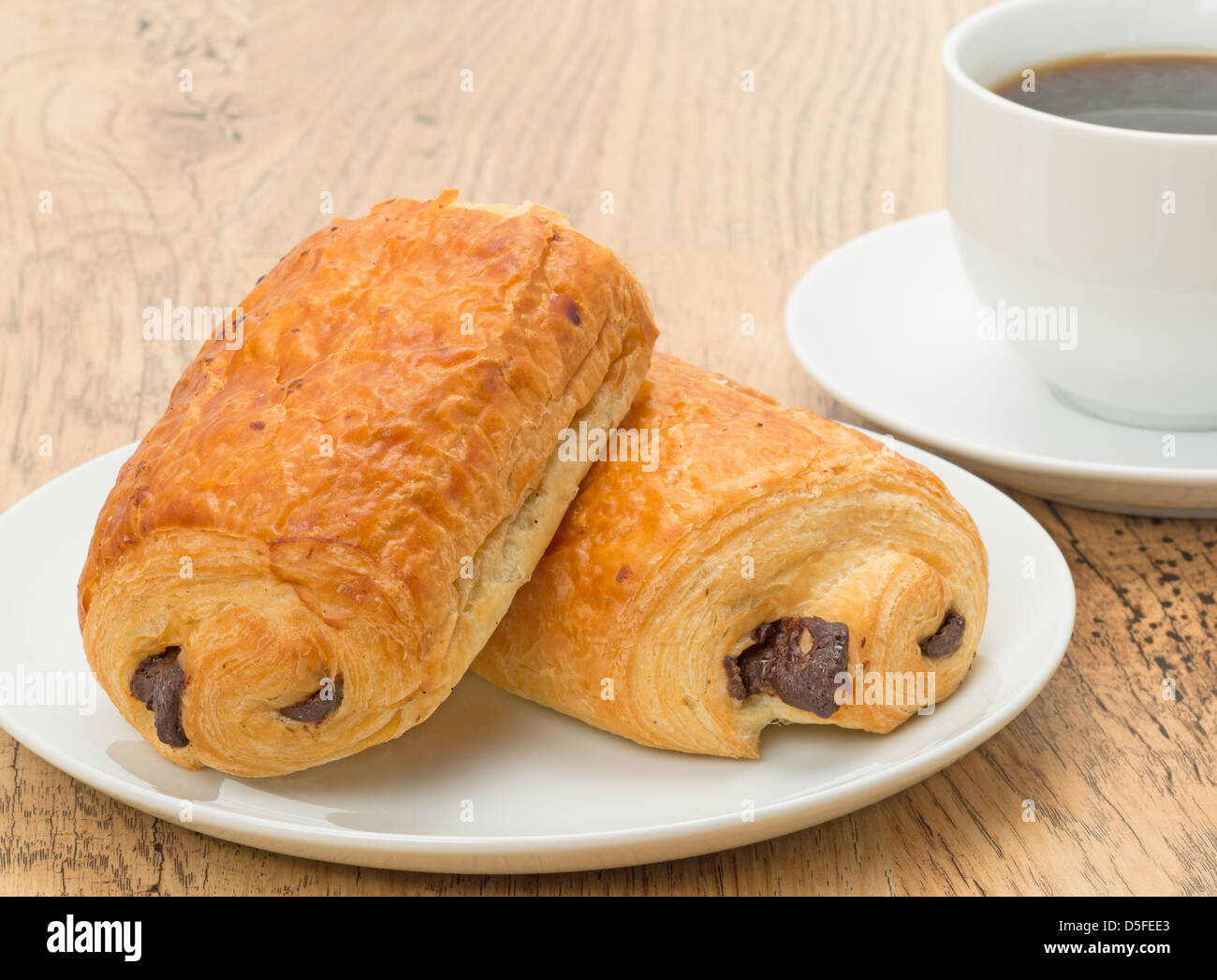 La prima colazione di prodotti freschi pain au chocolat e un caffè nero Foto Stock