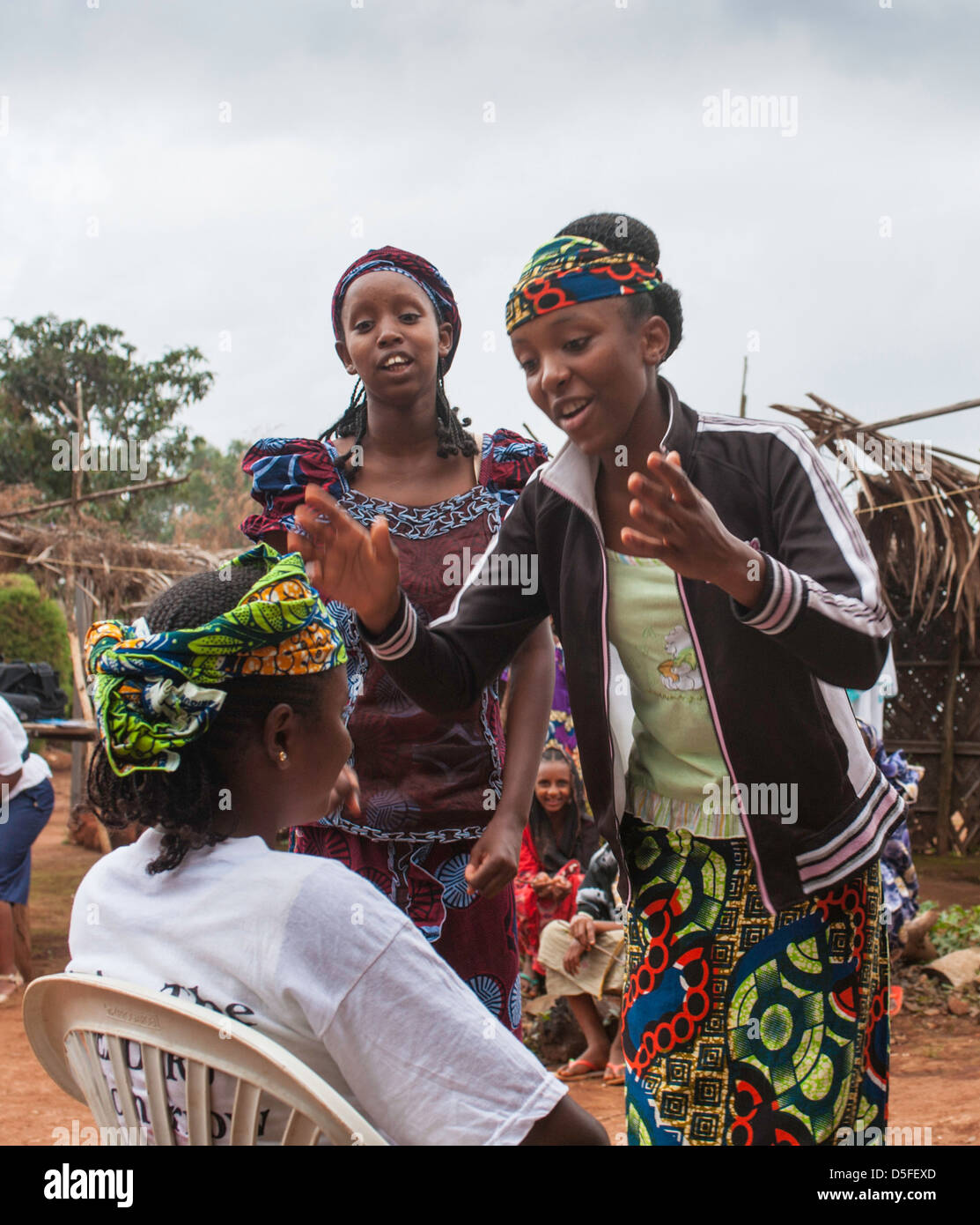 Giovani donne musulmane facendo una scenetta per mostrare ciò che hanno appreso su HIV/AIDS prevenzione e cura in Camerun, nei pressi di Bamenda Foto Stock