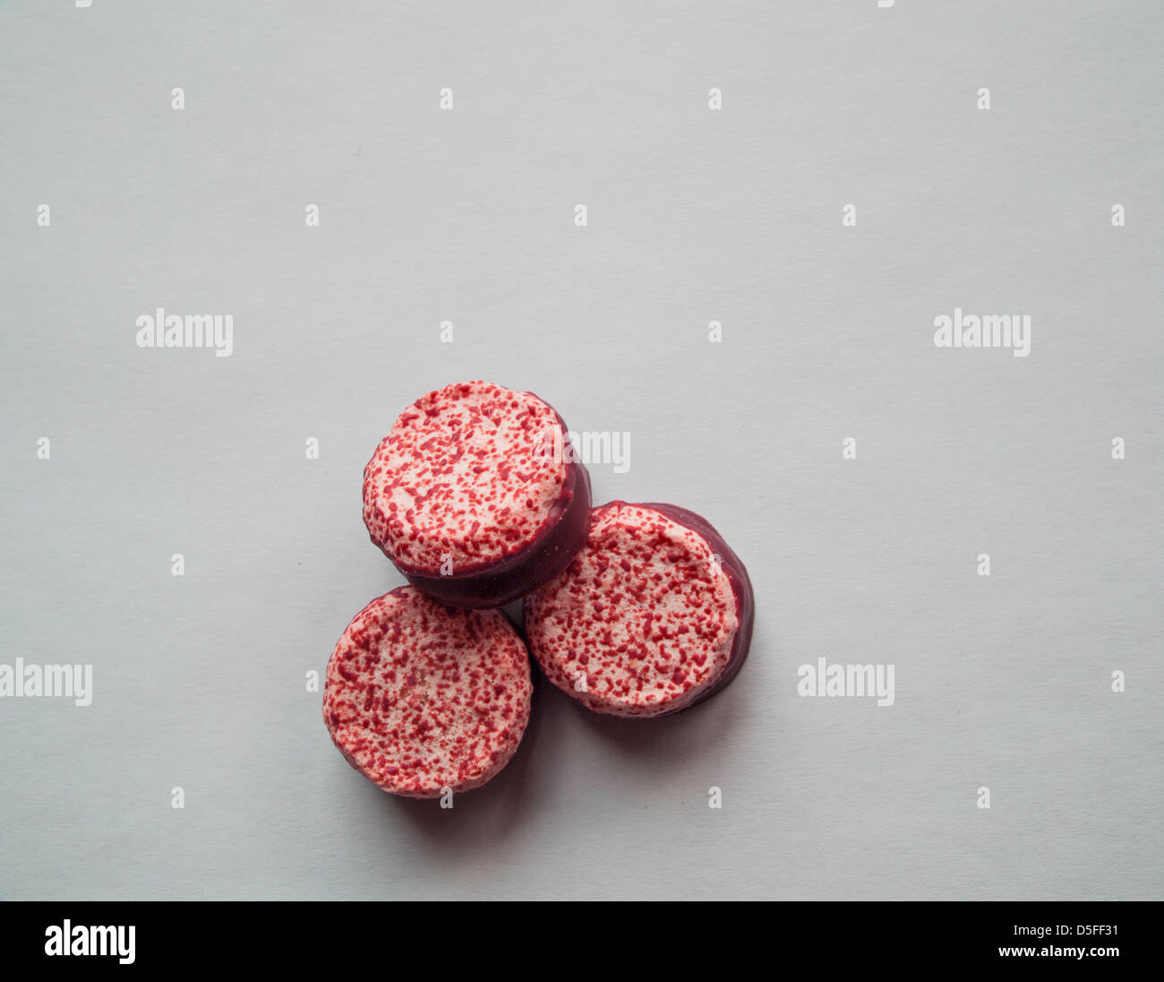 Fragola biscotti al cioccolato su sfondo bianco Foto Stock