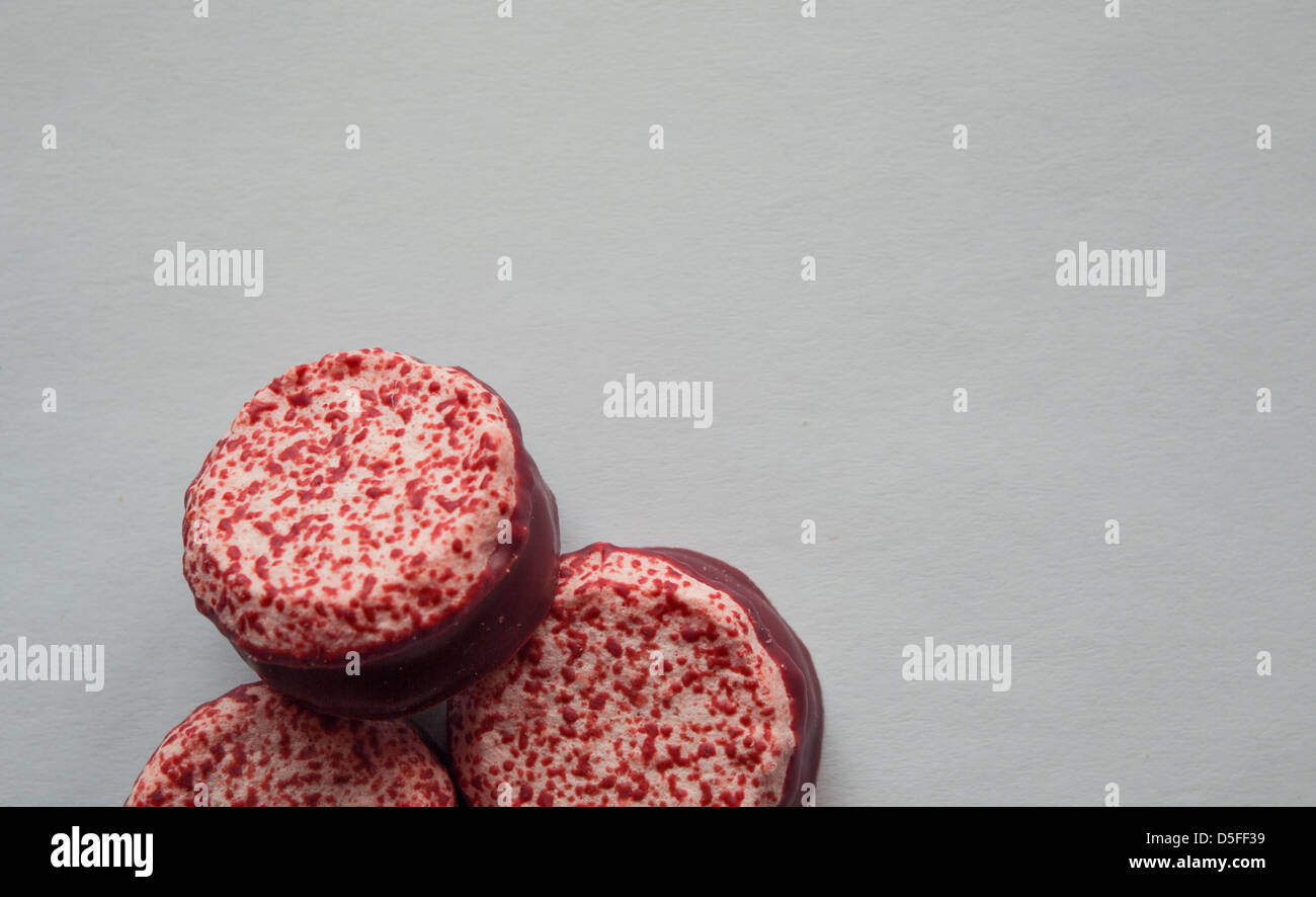 Fragola biscotti al cioccolato su sfondo bianco Foto Stock