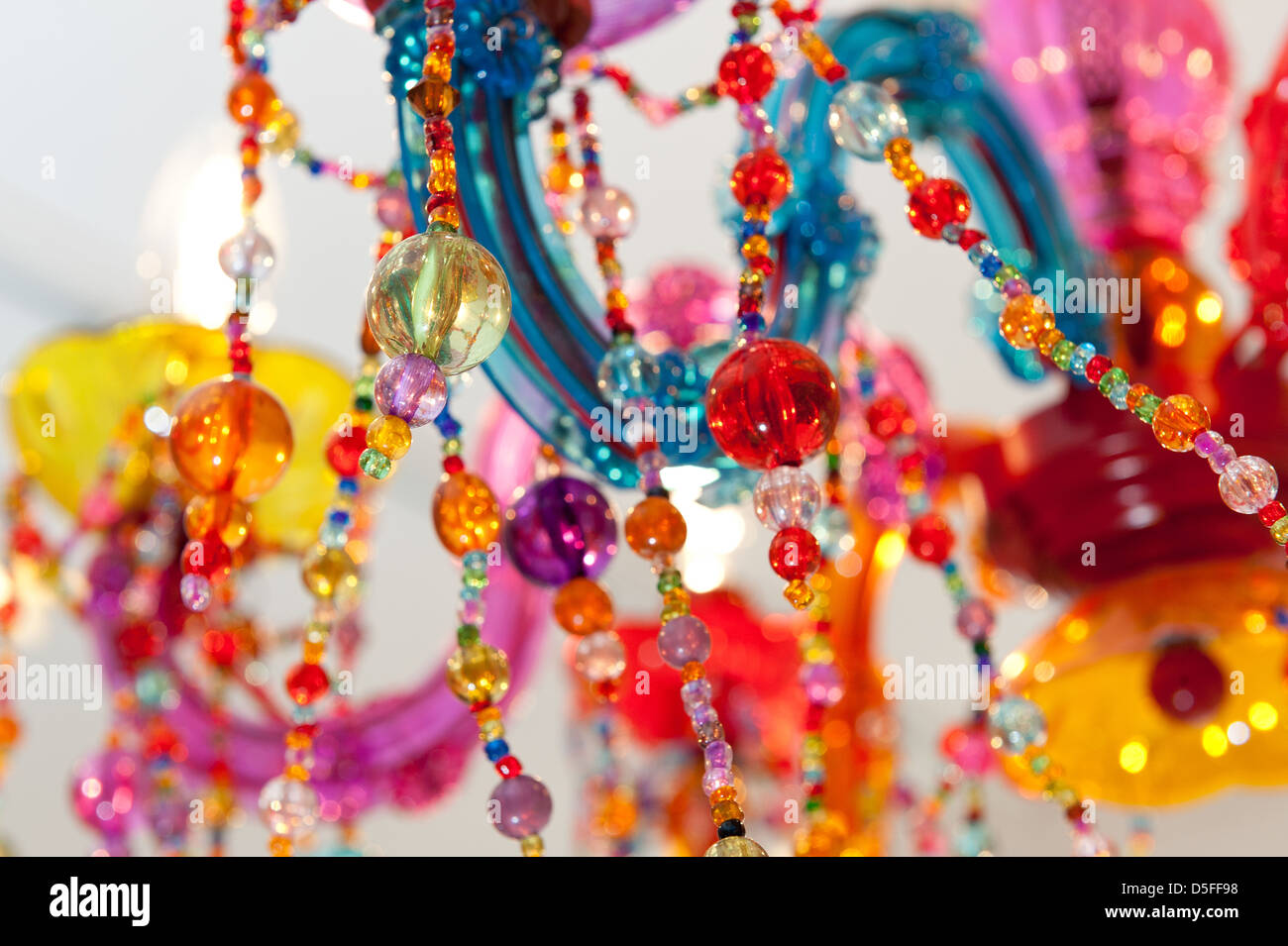 Lampadario colorato close up dettaglio realizzato da colorate perline di vetro multicolore su misura Foto Stock