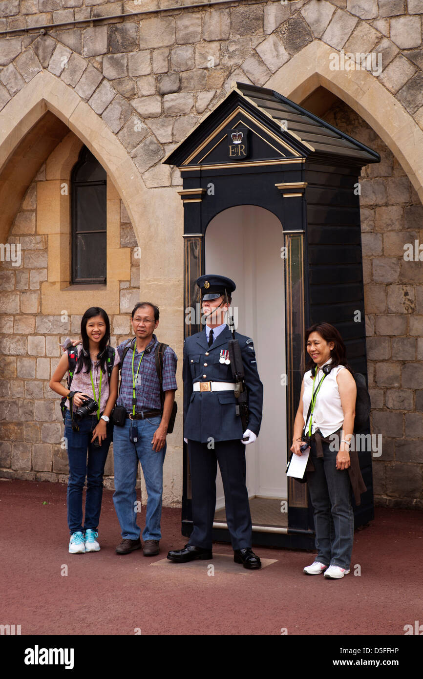 Inghilterra, Berkshire, il Castello di Windsor, orientale turisti in posa con la Royal Air Force reggimento guardsman Foto Stock