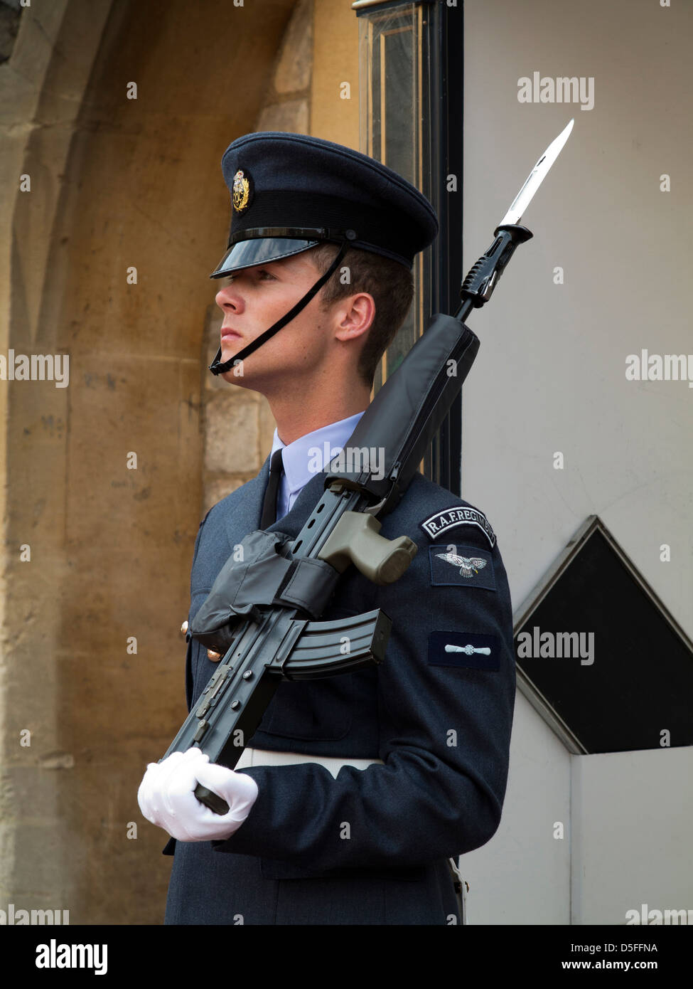 Inghilterra, Berkshire, Castello di Windsor Royal Air Force guardsman reggimento della Guardia Foto Stock