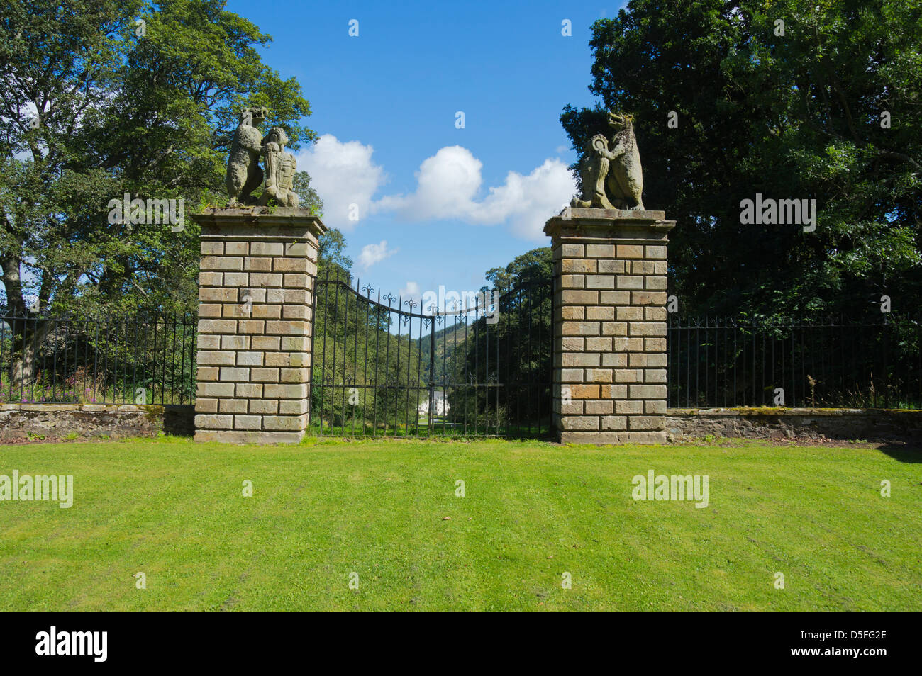 Bear cancelli, Traquair House, Orpington, regione di frontiere, Scozia Foto Stock