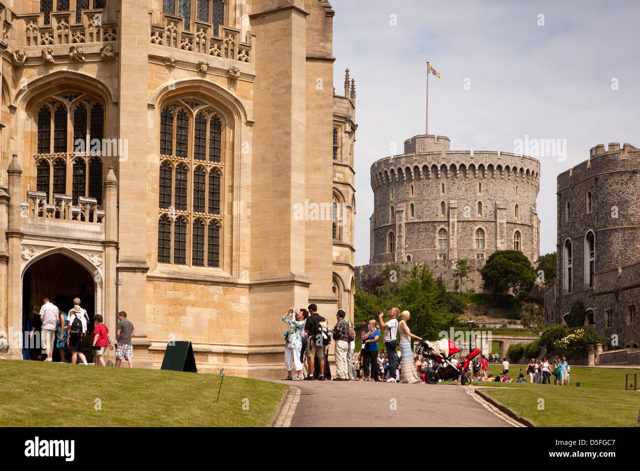 Inghilterra, Berkshire, il Castello di Windsor, i visitatori in ingresso alla Cappella di San Giorgio Foto Stock