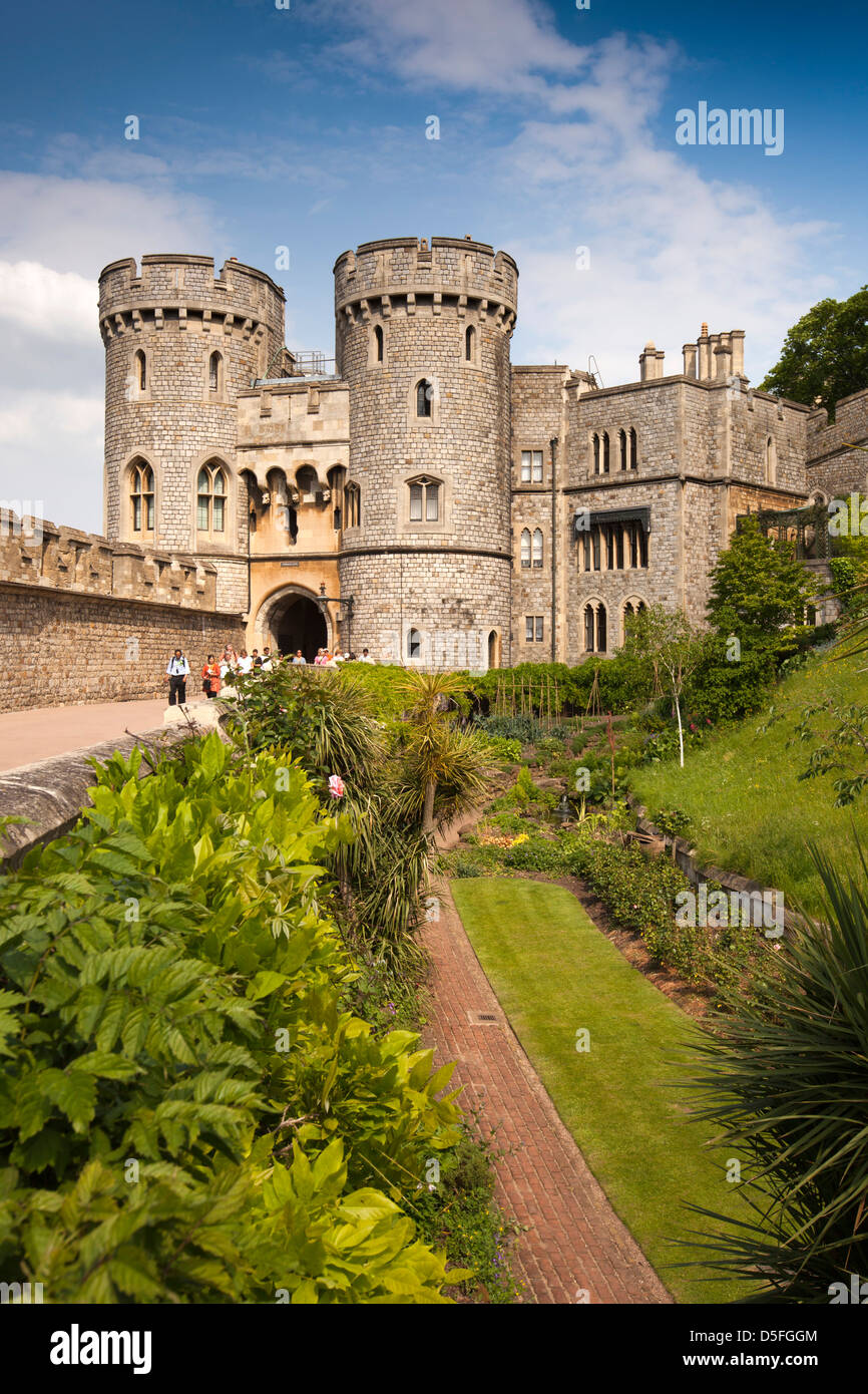 Inghilterra, Berkshire, il Castello di Windsor, Medio Ward, Norman Gate e torre rotonda Garden Foto Stock
