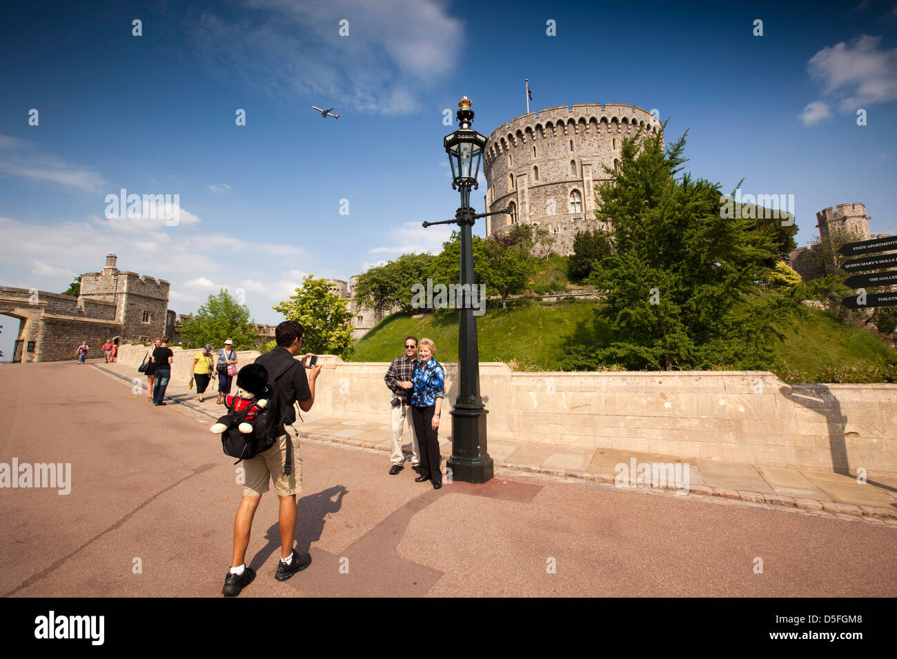 Inghilterra, Berkshire, il Castello di Windsor, i visitatori di essere fotografati contro torre rotonda Foto Stock
