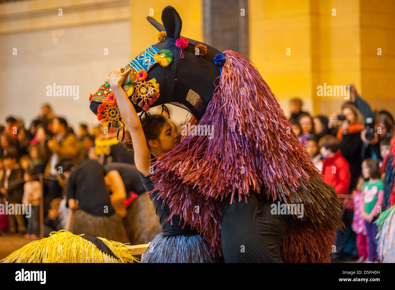 Ballerini in 30 coloratissimi costumi di cavallo eseguire 'sentito-NY' a Vanderbilt Hall della Grand Central Terminal di New York Foto Stock