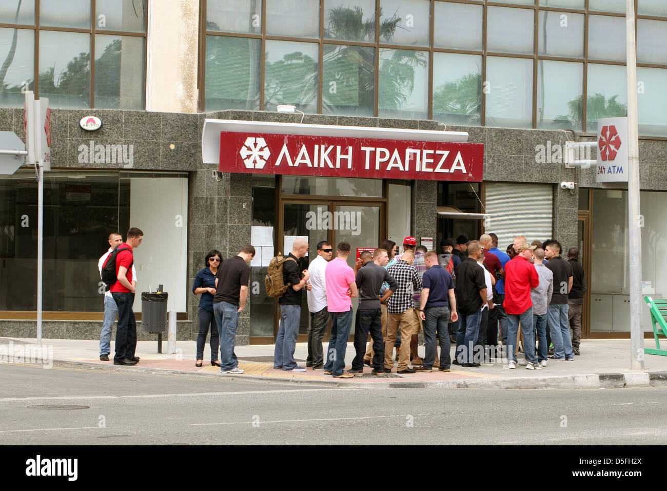 Lemesos/Limassol, Cipro. Il 1 aprile, 2013. Le persone in attesa in linea per prelevare contanti nella parte anteriore dell'ATM della Banca Laika. Credito: Shawn Hempel / Alamy Live News Foto Stock