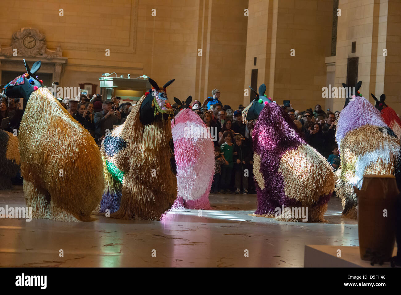 Ballerini in 30 coloratissimi costumi di cavallo eseguire 'sentito-NY' a Vanderbilt Hall della Grand Central Terminal di New York Foto Stock