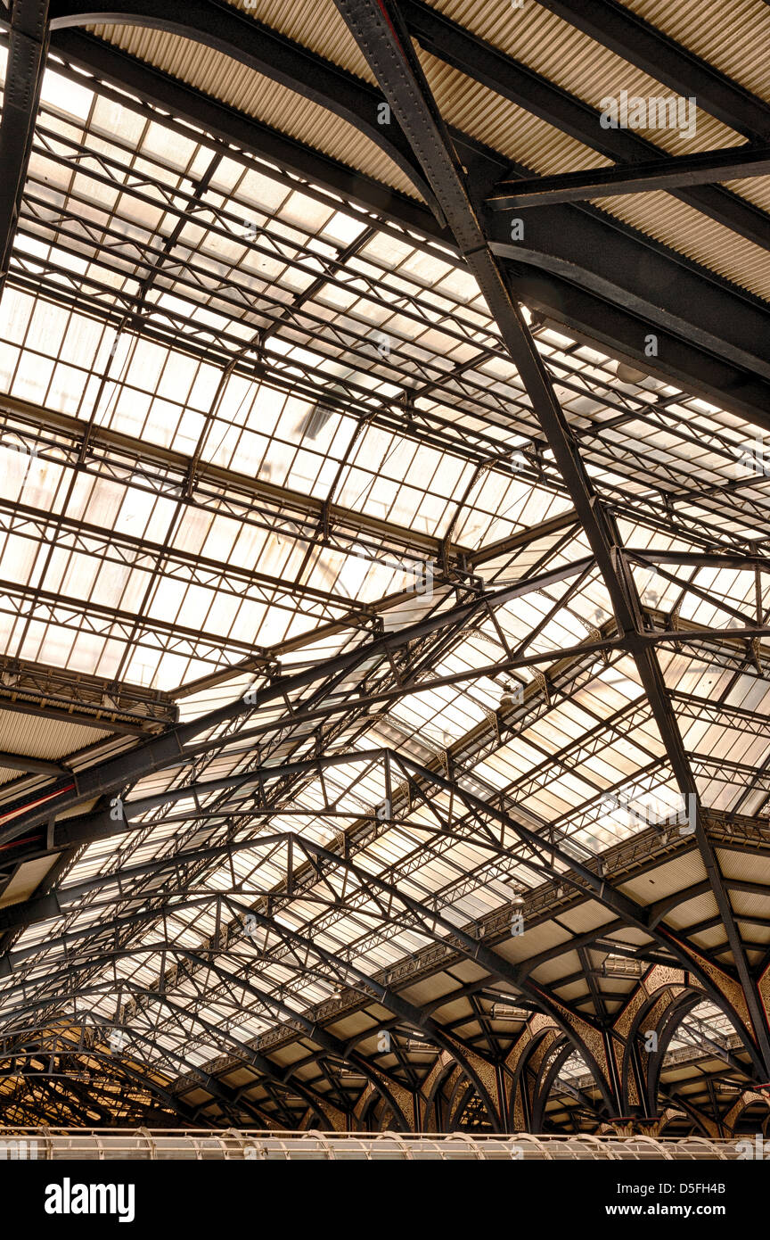 Intricato ghisa smaltata ingegneria Vittoriano e dettaglio del tetto a Liverpool street station con concourse sotto Foto Stock