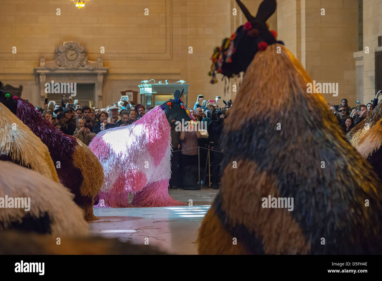 Ballerini in 30 coloratissimi costumi di cavallo eseguire 'sentito-NY' a Vanderbilt Hall della Grand Central Terminal di New York Foto Stock